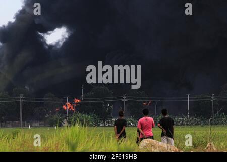 Indramayu, Indonesien. März 2021, 29th. Rauchentwicklung und massiver Brand aus einer Ölraffinerie des staatlichen Öl- und Gasunternehmens PT Pertamina in Balongan, Indramayu, West Java, Indonesien, am 29. März, 2021. Drei Menschen wurden vermisst und 19 weitere wurden verletzt, fünf von ihnen erlitten schwere Verletzungen, und fast 1.000 Bewohner in der Nähe wurden nach einem massiven Brand in einer Ölraffinerie in Indonesiens Provinz West-Java nach Mitternacht am Montag evakuiert, sagten Beamte. Quelle: Wiralandra/Xinhua/Alamy Live News Stockfoto