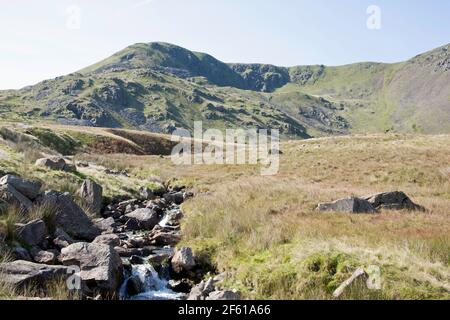 Dow Crag und Torver Beck sahen sich die Torver Bridge an Walna Scar Rd in der Nähe des alten Mannes von Coniston Lake District Cumbria England Stockfoto