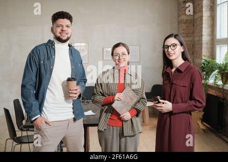 Porträt einer Gruppe von Geschäftsleuten, die während der Kamera betrachten Im Radiostudio stehen und im Team arbeiten Stockfoto