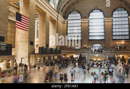 New York, USA - 12. Juli 2015: Pendler und Touristen im Grand Central Station in New York. Es ist der größte Bahnhof der Welt in der Zahl Stockfoto