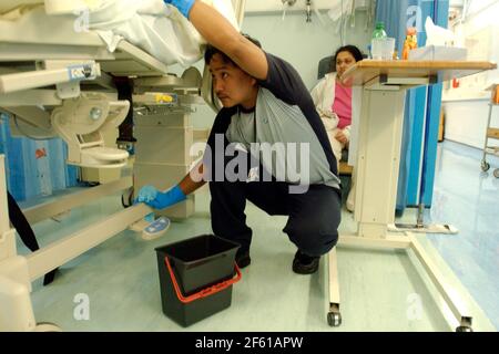 JESUS ELLASON REINIGUNG IM ST MARYS KRANKENHAUS IN PADDINGTON. TOM PILSTON Stockfoto