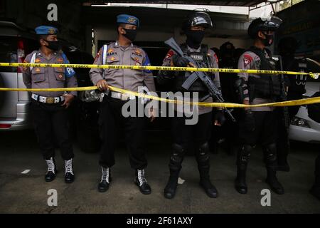 Jakarta, Indonesien. März 2021, 29th. Indonesische Polizeibeamte gegen den Terrorismus stehen hinter den Absperrungslinien an dem Ort, an dem mutmaßliche Terroristen in Ost-Jakarta, Indonesien, verhaftet wurden, 29. März 2021. Die indonesische Polizei teilte mit, dass ihr Anti-Terror-Trupp Densus 88 am Montag einen mutmaßlichen Terroristen im Bekasi-Bezirk der Provinz West Java und zwei weitere im Kramat Jati-Bezirk der Verwaltungsstadt Ost-Jakarta verhaftet habe. Quelle: Dasril Roszandi/Xinhua/Alamy Live News Stockfoto