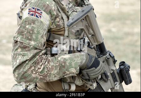 Soldat mit Sturmgewehr und Flagge des Vereinigten Königreichs auf Militäruniform. Collage. Stockfoto