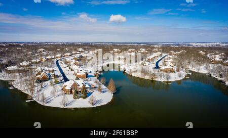Luftaufnahme eines Wohnviertels am See in Central Kentucky im Winter Stockfoto