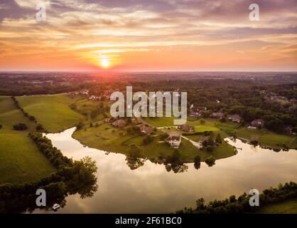 Luftaufnahme des Sonnenuntergangs über der ländlichen Nachbarschaft in Central Kentucky Stockfoto