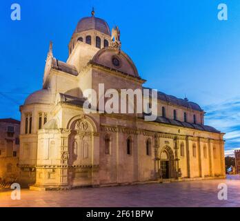 Abendansicht der Kathedrale von Saint James in Sibenik, Kroatien Stockfoto