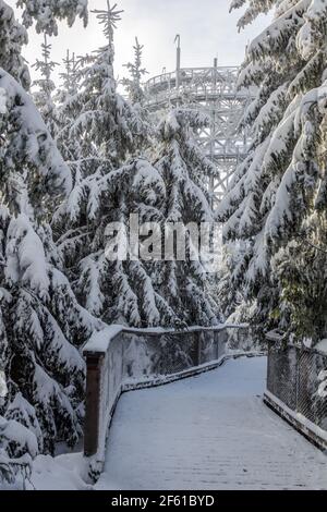 Winteransicht des Pfades zum Dolni Morava Sky Walk, Tschechien Stockfoto