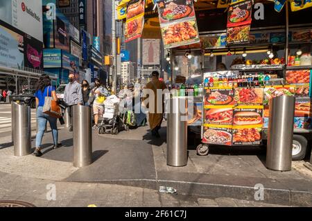 New York, USA. März 2021, 27th. Geschäftiges Times Square in New York am Samstag, 27. März 2021. (Foto von Richard B. Levine) Quelle: SIPA USA/Alamy Live News Stockfoto