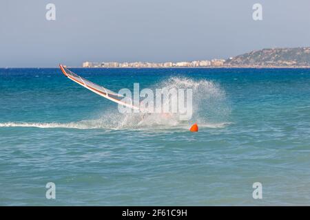 Windsurfen macht extreme Stunts auf dem Wasser, fällt ins Meer, viele Spritzer Stockfoto