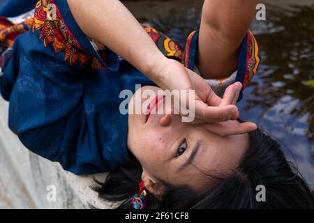 Junge vietnamesische asiatische Modell Mädchen spielen mit den Händen Stockfoto