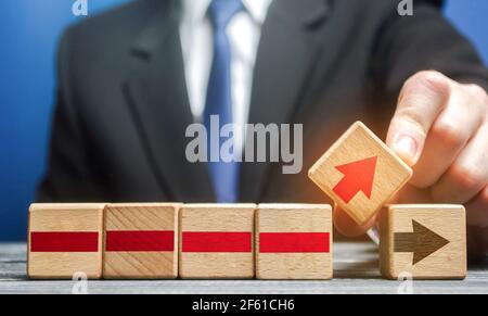 Geschäftsmann nimmt Änderungen am Geschäftsprozess auf einem alternativen Weg vor. Definition eines neuen Aktionsplans und einer neuen Strategie. Überarbeitung der Struktur der Geschäftsketten Stockfoto