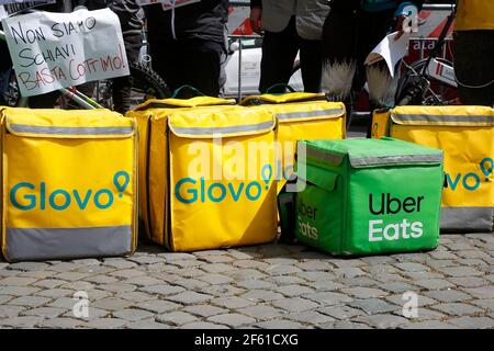 Rom, Italien. März 2021, 26th. Protest der Show-Business-Arbeiter und der Fahrer von Glovo, Just Eat, Uber und Deliveroo für mehr Rechte und für eine bessere Regulierung der Arbeit zu bitten. Rom (Italien), März 26th 2021 Foto Samantha Zucchi Insidefoto Kredit: Insidefoto srl/Alamy Live News Stockfoto