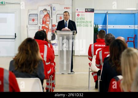 Rom, Italien. März 2021, 12th. Der italienische Premier Mario Draghi besucht das Impfzentrum von Fiumicino. Rom (Italien), März 12th 2021 Foto Samantha Zucchi Insidefoto Kredit: Insidefoto srl/Alamy Live News Stockfoto