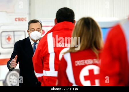 Rom, Italien. März 2021, 12th. Der italienische Premier Mario Draghi besucht das Impfzentrum von Fiumicino. Rom (Italien), März 12th 2021 Foto Samantha Zucchi Insidefoto Kredit: Insidefoto srl/Alamy Live News Stockfoto