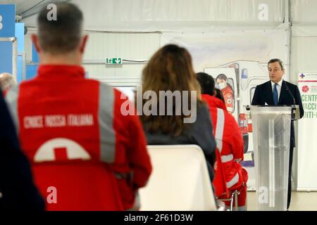 Rom, Italien. März 2021, 12th. Der italienische Premier Mario Draghi besucht das Impfzentrum von Fiumicino. Rom (Italien), März 12th 2021 Foto Samantha Zucchi Insidefoto Kredit: Insidefoto srl/Alamy Live News Stockfoto