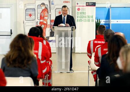 Rom, Italien. März 2021, 12th. Der italienische Premier Mario Draghi besucht das Impfzentrum von Fiumicino. Rom (Italien), März 12th 2021 Foto Samantha Zucchi Insidefoto Kredit: Insidefoto srl/Alamy Live News Stockfoto