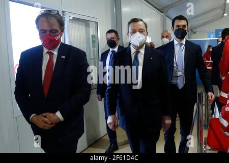 Rom, Italien. März 2021, 12th. Der italienische Premier Mario Draghi besucht das Impfzentrum von Fiumicino. Rom (Italien), März 12th 2021 Foto Samantha Zucchi Insidefoto Kredit: Insidefoto srl/Alamy Live News Stockfoto