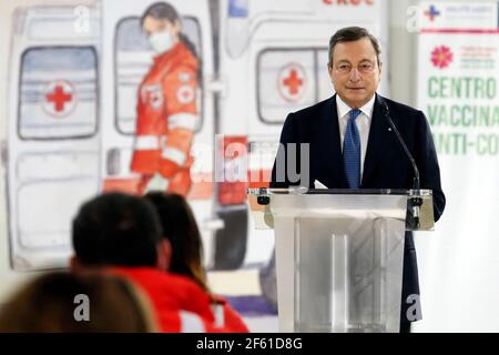 Rom, Italien. März 2021, 12th. Der italienische Premier Mario Draghi besucht das Impfzentrum von Fiumicino. Rom (Italien), März 12th 2021 Foto Samantha Zucchi Insidefoto Kredit: Insidefoto srl/Alamy Live News Stockfoto