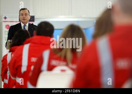 Rom, Italien. März 2021, 12th. Der italienische Premier Mario Draghi besucht das Impfzentrum von Fiumicino. Rom (Italien), März 12th 2021 Foto Samantha Zucchi Insidefoto Kredit: Insidefoto srl/Alamy Live News Stockfoto