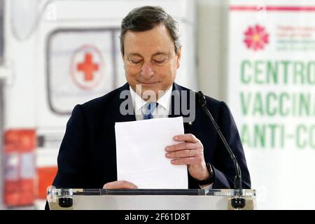 Rom, Italien. März 2021, 12th. Der italienische Premier Mario Draghi besucht das Impfzentrum von Fiumicino. Rom (Italien), März 12th 2021 Foto Samantha Zucchi Insidefoto Kredit: Insidefoto srl/Alamy Live News Stockfoto