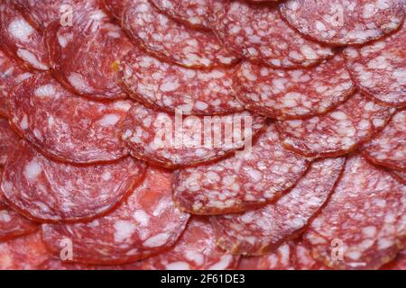 In Scheiben geschnittene dünne Scheiben köstliche Räucherwurst aus nächster Nähe Stockfoto