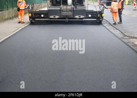 Estrich des Asphaltfertigers bildet glatte Asphaltmatte - Straße Rekonstruktion Stockfoto