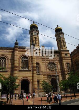 Die große Synagoge im jüdischen Viertel von Budapest an der Dohany Street ist im maurischen Stil gehalten. Stockfoto