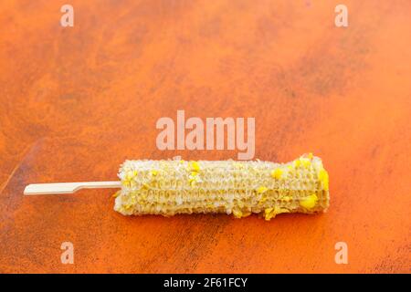 Ein nagtes Maiskolben mit frisch gekochtem Mais auf dem Tisch. Fast-Food-Konzept. Stockfoto