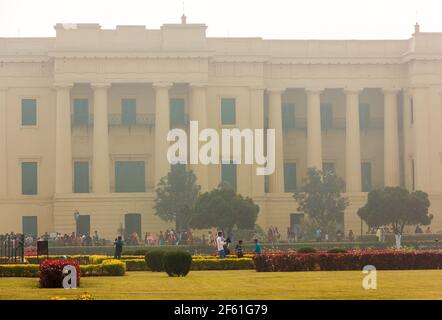 Murshidabad, Westbengalen, Indien - Januar 2018: Touristen am alten Denkmal des Hazarduari-Palastes in der Stadt Murshidabad. Stockfoto