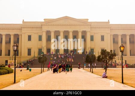 Murshidabad, Westbengalen, Indien - Januar 2018: Touristen am alten Denkmal des Hazarduari-Palastes in der Stadt Murshidabad. Stockfoto