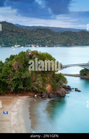 Dominikanische Republik, östliche Halbinsel De Samana, Semana, Blick auf den Hafen, Los Puentes - berühmte Brücke nach Nowhere und Playa Cayacoa Stockfoto