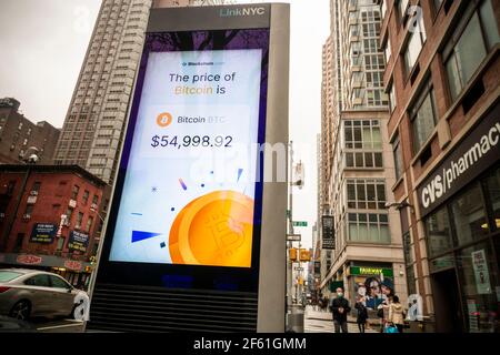 New York, USA. März 2021, 28th. Der Preis eines Bitcoins wird am Sonntag, den 28. März 2021, an einem LinkNYC-Kiosk in Chelsea in New York angezeigt. (Foto von Richard B. Levine) Quelle: SIPA USA/Alamy Live News Stockfoto