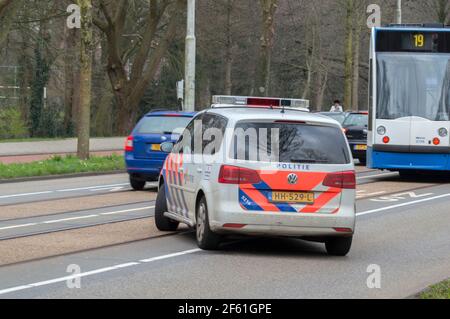 Rückseite Polizeiauto bei einem Unfall mit EINER Straßenbahn an Amsterdam Niederlande 24-3-2021 Stockfoto