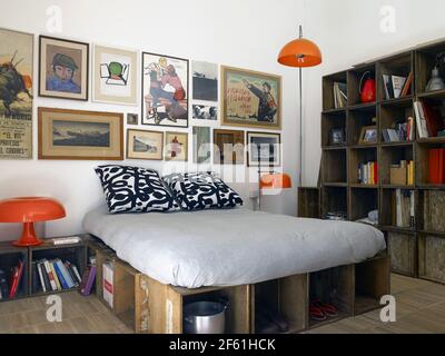 Künstlerisches Schlafzimmer in einem Loft-Haus in Mailand, Italien Stockfoto