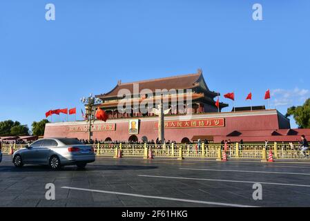 Peking, China - 9. November 2017: Das Tiananmen, auch bekannt als das Tor des Himmlischen Palastes, ist das Eingangstor der Kaiserstadt und zeigt ein Porträt von Stockfoto