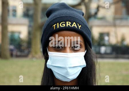 New York, NY, USA. März 2021, 26th. Während der Demonstration wird ein Demonstrator gesehen, der eine Gesichtsmask und eine Kopfsocke mit der Aufschrift "Tigray" trägt.Demonstranten gehen auf die Straße, um gegen die eritreische militärische Besetzung von Tigray zu demonstrieren, nachdem die äthiopische Regierung Journalisten und Hilfskräfte in ihren Staat Tigray einreiseverbot und Anschuldigungen verhängt hatte Humanitäre Krise und Völkermord. Die Regierung bestreitet weiterhin den Tod Tigrayens sowie die Anwesenheit des Militärs aus dem nahe gelegenen Eritrea in der Region. Kredit: John Lamparski/SOPA Images/ZUMA Wire/Alamy Live Nachrichten Stockfoto