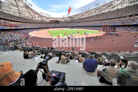 OLYMPISCHE SPIELE PEKING 2008. 7th TAG 15/8/08. 1ST DAT AUF DER STRECKE DIE FOTOGRAFEN-PLATTFORM BLICKT AUF DIE 100M. BILD DAVID ASHDOWN Stockfoto