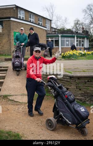 London, Großbritannien. März 29, 2021, London, Großbritannien: Golfer auf Brent Valley Golfplatz am Tag Golf kehrt als Teil der Regierung Roadmap aus dem Lockdown. Foto: Roger Garfield/Alamy Live News Stockfoto