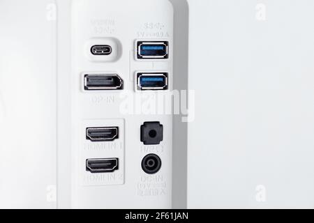 Nahaufnahme des integrierten USB-Hubs des Monitors. Stockfoto