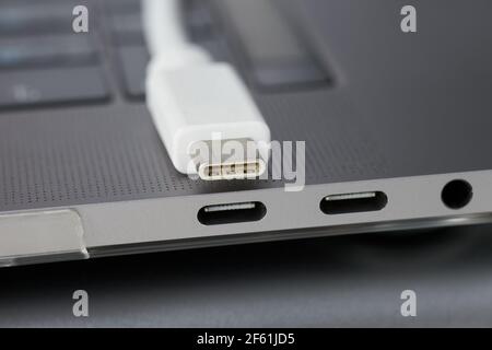 Nahaufnahme von Laptop-Anschlüssen Typ C, Typ C-Kabel und 3,5-Klinkenstecker. Keine Person Stockfoto