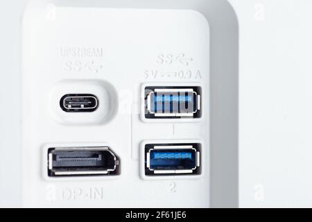 Nahaufnahme des integrierten USB-Hubs des Monitors. Stockfoto