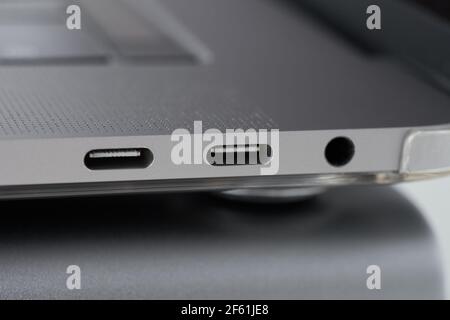 Nahaufnahme der Anschlüsse des Laptops Typ C. Keine Person Stockfoto