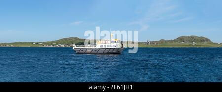 Baile Mor, Isle of Iona, Schottland, UK - 19. Juni 2016: Ein Boot von Staffa Tours, das von Fionnphort mit der Isle of Iona und dem antiken Abby und Nu abfährt Stockfoto