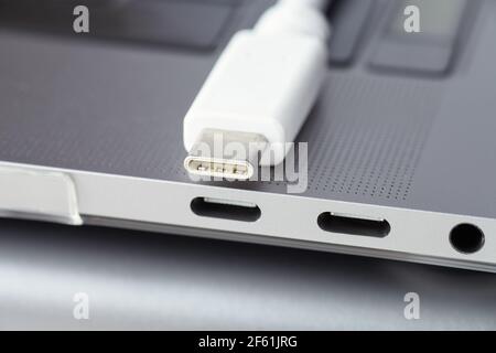 Nahaufnahme von Laptop-Anschlüssen Typ C, Typ C-Kabel und 3,5-Klinkenstecker. Keine Person Stockfoto