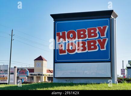 Houston, Texas USA 03-26-2021: Hobby Lobby Straßenschild mit lokalen Unternehmen im Hintergrund. Amerikanisches Kunsthandwerksgeschäft, gegründet 1972. Stockfoto