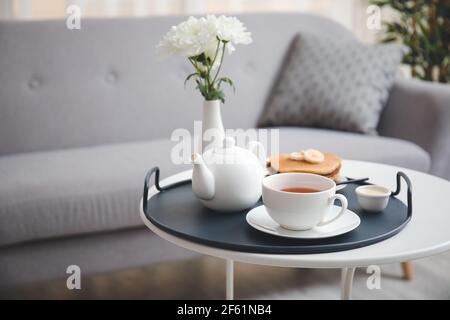 Tablett mit leckerem Frühstück auf dem Tisch im Zimmer Stockfoto