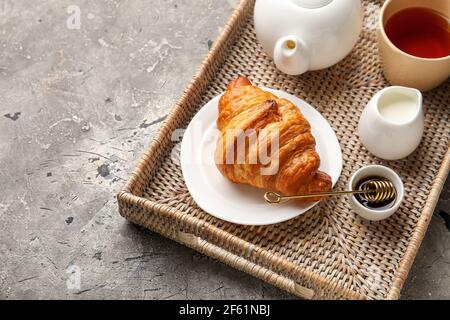 Tablett mit leckeren Frühstück auf dunklem Hintergrund Stockfoto