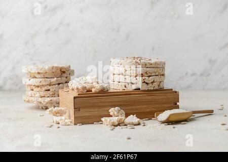 Box mit Reis-Cracker auf grunge Hintergrund Stockfoto