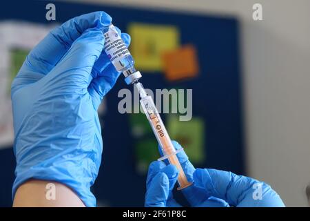 London, Großbritannien. März 2021, 21st. Ein NHS-Mitarbeiter bereitet sich auf die Verabreichung des Oxford AstraZeneca Covid-19-Impfstoffs in London vor. Kredit: Dinendra Haria/SOPA Images/ZUMA Wire/Alamy Live Nachrichten Stockfoto