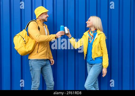 Junges Paar mit Soda auf farbigem Hintergrund Stockfoto